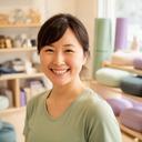 明るい店内で笑顔を見せるヨガインストラクター資格保有の店長